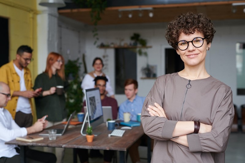 Eine Geschäftsfrau im unternehmerischen Umfeld