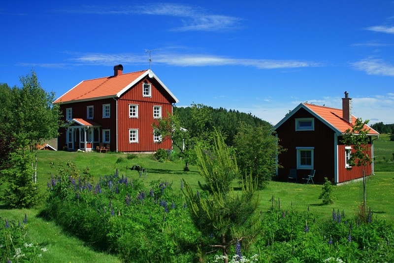 Holzhäuser in der Farbe Schwedenrot