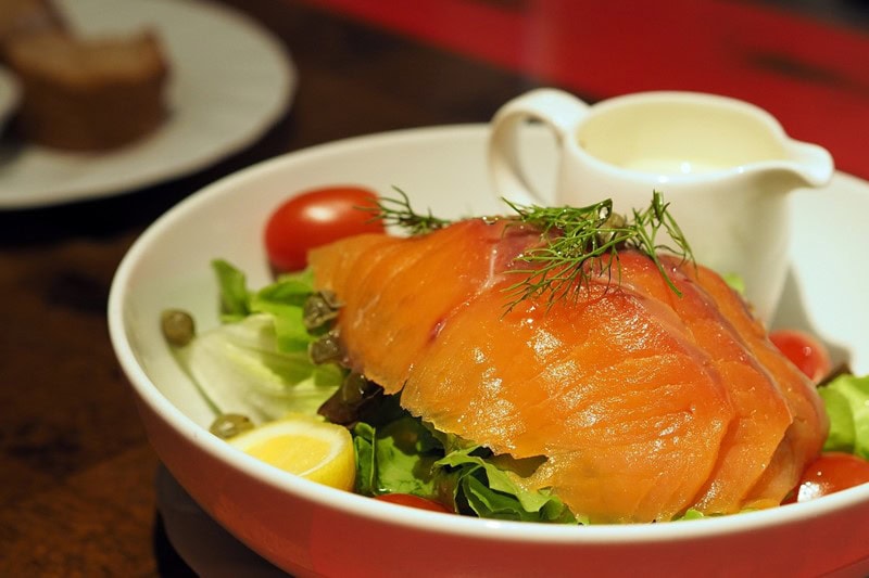 Salat mit geräuchertem Lachs