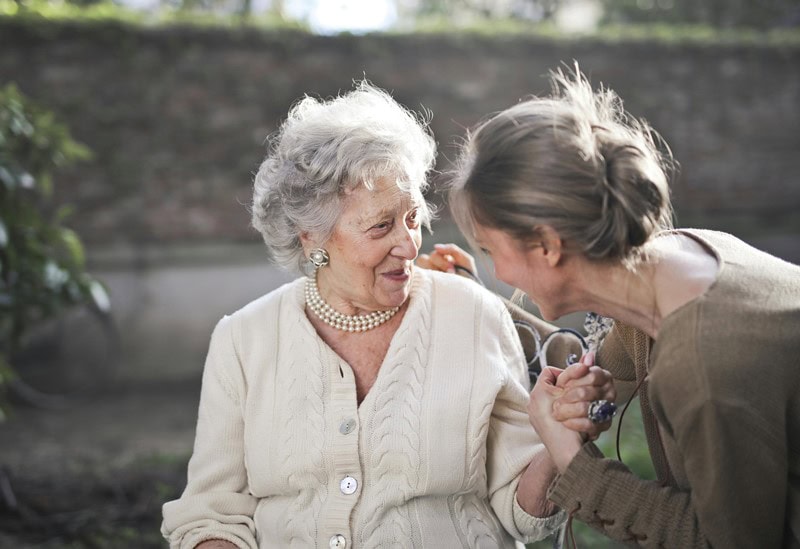 Seniorin mit Reisebegleiterin