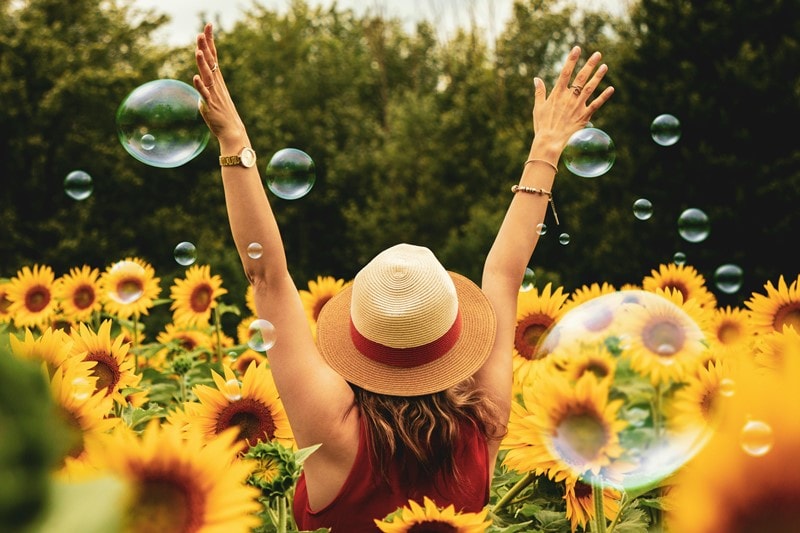 Frau in einem Sonnenblumenfeld