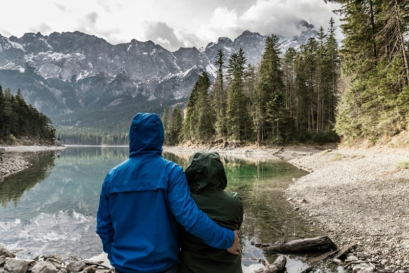 Paar steht an einem See